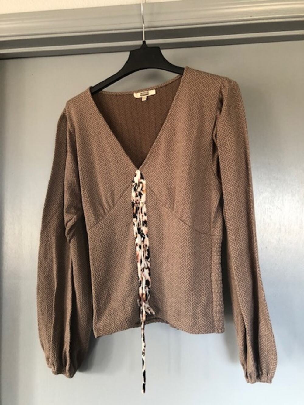 Gimmicks BKE sz L Womens Brown Long Sleeve Top Front Lace V-Neck Babydoll